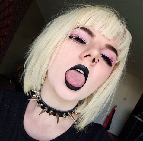 Pin by Macey Barcuch on ۵☾Girls | Goth women, Goth makeup, Grunge girl