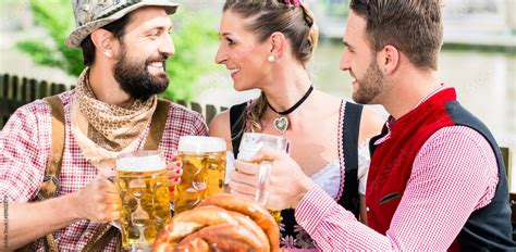 Leute Mit Bier Und Bretzel In Biergarten Essen Und Trinken Stock Foto