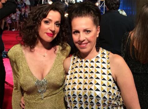 tina arena llevó a su hermana mayor nancy arena a conocerla en la alfombra roja usa news