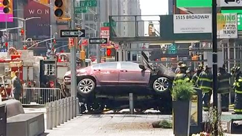 Car Slams Into Pedestrians In New Yorks Times Square Killing 1