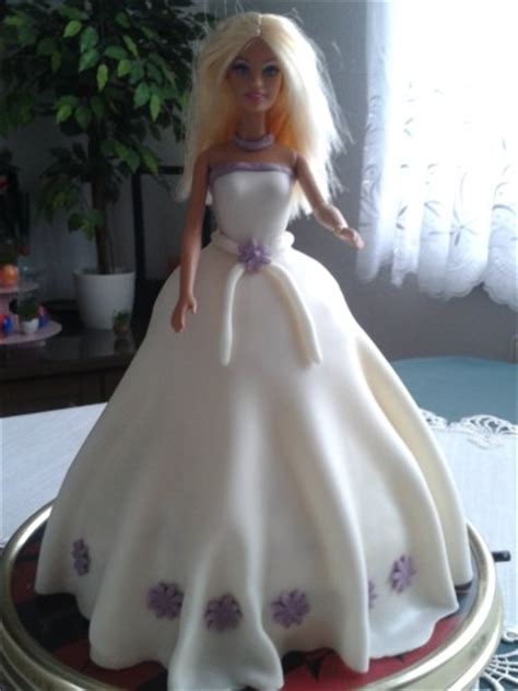 Drei dreistufige kuchen auf einer wunderschönen kuchenausstellung. Prinzessin Kleid Torte