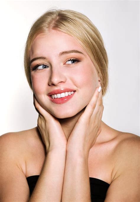 portrait de la belle jeune femme blonde une maquette de spa avec peau fraîche et propre sur fond