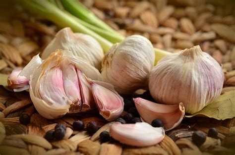 It depends on how finely minced the garlic is, and even if the chop is standardized, clove size may vary. How Much Minced Garlic Equals One Clove? - How To Discuss