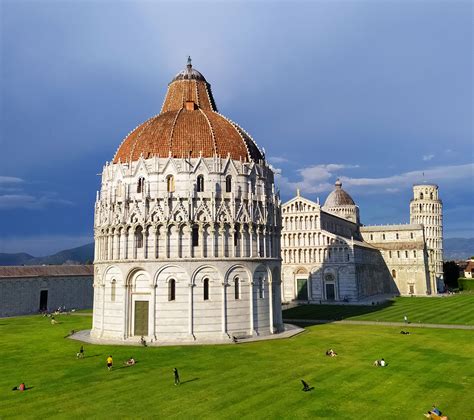 Piazza Dei Miracoli Vista Di Pisa Da Uninsolita Prospettiva