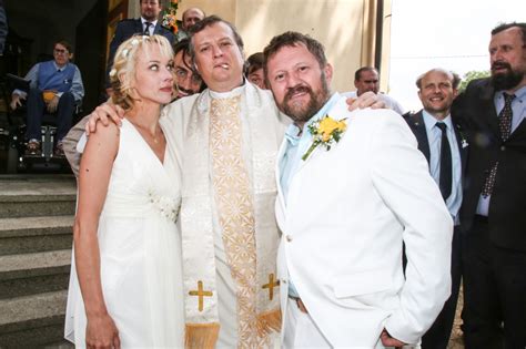 Tak možná že to není štěstí ale je to fajn. Petra Hřebíčková a Karel Zima v komedii Štěstí je krásná ...