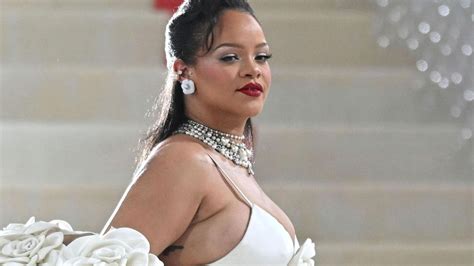 Rihanna Superstar Blickt Mit Oben Ohne Bilder Auf 1 Schwangerschaft Zurück