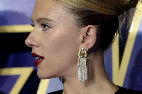 Scarlett johansson has tried just about every hairstyle in the book, from long romantic waves to an edgy blonde pixie. Scarlett Johansson Black Suit at Avengers Endgame Red ...
