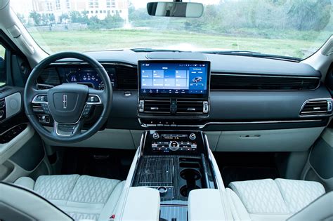 2023 Lincoln Navigator Review Pricing New Navigator Suv Models Carbuzz