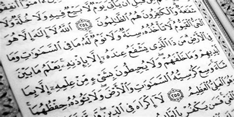 Al quran adalah kitab suci umat islam yang allah swt turunkan atau wahyukan 14 abad yang lalu kepada nabi kita muhammad saw. 4 Keutamaan Ayat Kursi Sebagai Surat Teragung Dalam al-Qur'an