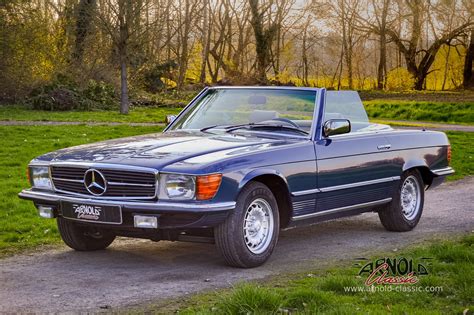 Apart from the model plate it could only be distinguished from the two preceding models on the outside by the different wheel hub caps. Mercedes 280 SL R107 sold | Arnold Classic