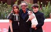 Tim Burton y sus hijos en alfombra roja de Festiva de Cine de Roma ...