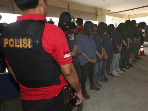 141 Gays Arrestados Por Fiesta En Sauna En Indonesia País Religioso