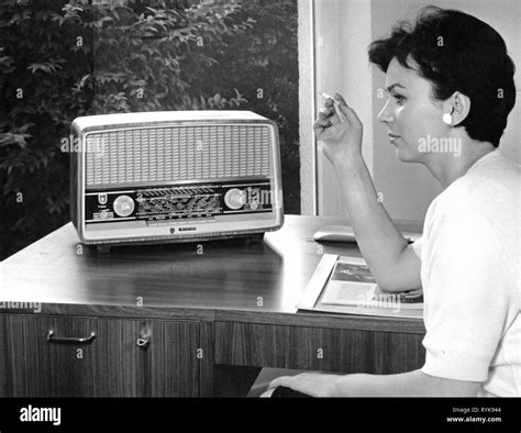 Broadcast Radio Radio Sets Philips Sagitta 411 D4d11a A Young Woman