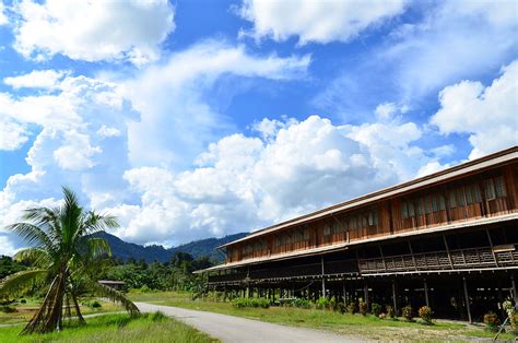 Rumah panjang biasanya didiami oleh suku kaum iban, melanau, orang ulu dan bidayuh. Rumah panjang - Wikipedia bahasa Indonesia, ensiklopedia bebas