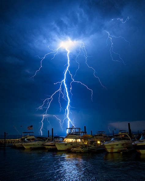Welcome To The Wonderland Awesome Pictures Of Lightning Over Water