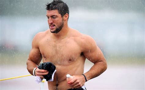 Pin By Osker On Tim Tebow Tim Tebow Running In The Rain The Sporting Life