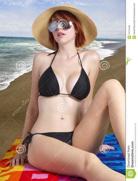 Mooi Wijfje Op Het Strand In Zwarte Bikini Stock Foto Afbeelding My XXX Hot Girl