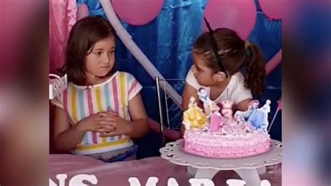 niña se vuelve viral por pegarle a su hermana le apagó la vela de su cumpleaños — radio