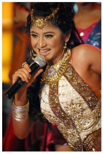 Penampilan Hot Dewi Persik Bergaun Batik Wisbenbae