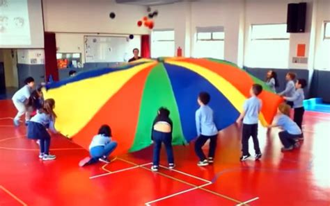 Una selección de juegos tradicionales para niños y niñas. Juegos de paracaídas para niños