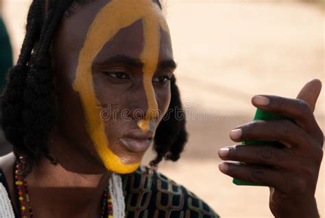 Wodaabe Man Applies Face Paint Gerewol Niger Editorial Image Image