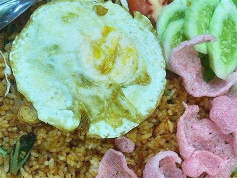 1 batang seledri, iris halus secukupnya bubuk kaldu jamur, garam dan gula pasir haluskan: Resep Nasi Goreng Padang Pengingat Kampung Halaman | Tagar