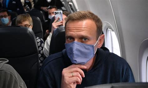 principal opositor de putin alexei navalny enfrenta novo julgamento que pode aumentar sua pena