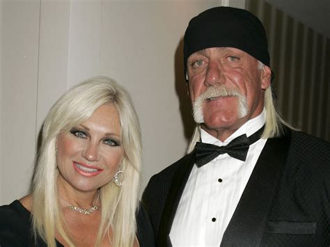 Tv Star Hulk Hogan S Wife Seeks Divorce