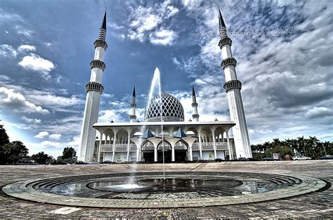 It is located about 25 kilometres (16 mi) west of the country's capital, kuala lumpur. Masjid Negeri Shah Alam In HDR - Mohyiddin Lensa Photography