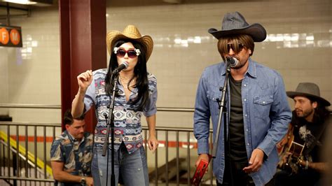 Η Miley Cyrus και ο Jimmy Fallon τραγούδησαν μεταμφιεσμένοι στο μετρό