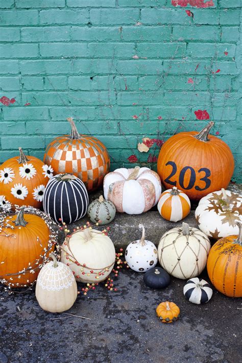 It's no big deal when you have one pumpkin to carve or you use small varieties, but holiday decor usually requires quite a few pumpkins. Easy No-Carve Pumpkin Ideas - A Beautiful Mess