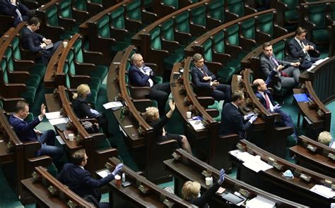 Jak wskazują posłowie opozycji, chodzić może o brak poparcia dla prezydenckiego projektu dotyczącego tzw. "A mogli zostać w domu...". Trzy dni, które podzieliły ...