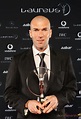 Zinedine Zidane con el Premio Laureus 2011