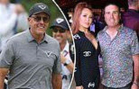Sport News Phil Mickelson Showed Pat Perezs Wife An Offensive
