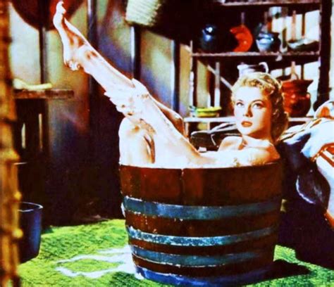 Amazing Color Photos Of Hollywood Actresses In The Bathtubs On Screen