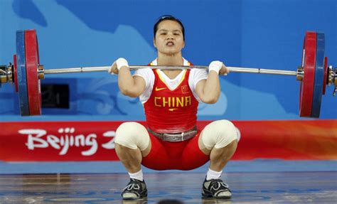 La campeona de 2017 y 2018 remontó tras una mala arrancada. Chen Xiexia logra en halterofilia el primer oro para China ...