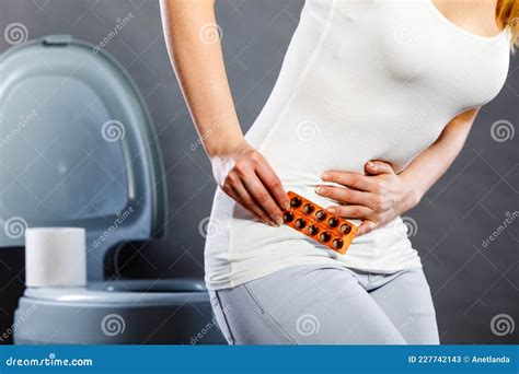 Femme Souffre De Douleurs Du Ventre Tient Des Pilules Dans Les Toilettes Image Stock Image Du