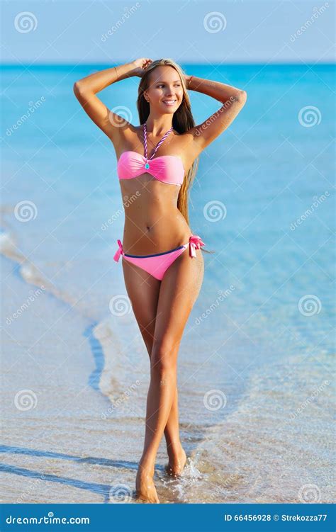 Schönheit Im Sexy Bikini Der Auf Sommerstrand Sich Entspannt Stockfoto