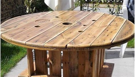 Yes there are millions of ways to make tops, these are two of my favorites. Round Top Pallet Table - Pallet Wood Projects