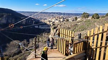 Primeros "atrevidos" en la tirolina de la Hoces en Cuenca