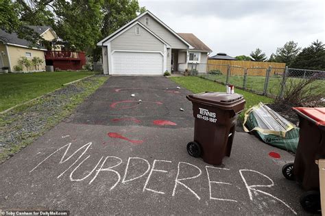 Derek chauvin house oakdale, mn. 'A murderer lives here': Protesters brand home of white ...
