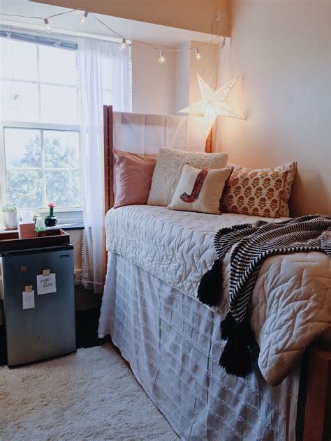 #collegeapartmentbedroomsguys (college apartment bedrooms guys). Dorm UNC-Chapel Hill, white, boho, lights | Dorm layout ...