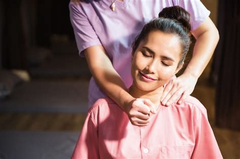 Massagem Tailandesa Nas Costas Do Pescoço Foto Premium