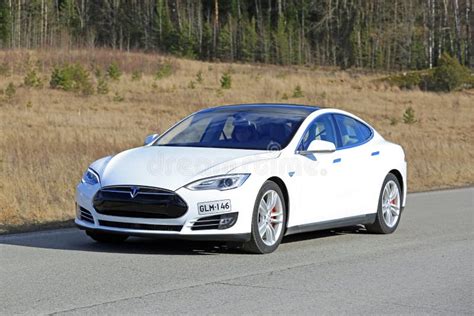 Tesla Modela S Elektryczny Samochód Na Lato Drodze Fotografia Editorial