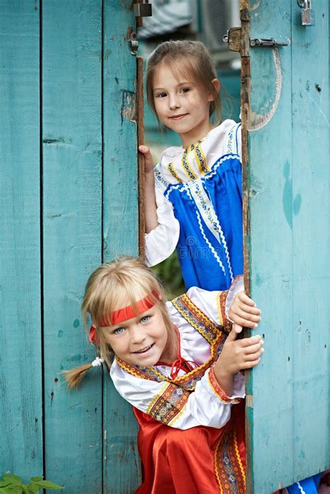 Deux Filles Dans Des Costumes Nationaux Dans Le Village Russe Image Stock Image Du Femelle