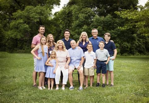 Extended Family Portrait in 2020 | Family portraits, Family photography ...