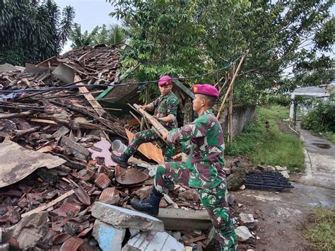 Yonkomlek 1 Mar Ikut Serta Dalam Membantu Korban Bencana Alam Cianjur