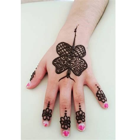 Just a small circular pattern along with floral and dotted patterns on the sides make to be an elegant design. 51+ Easy & Simple Mehndi Designs for Kids