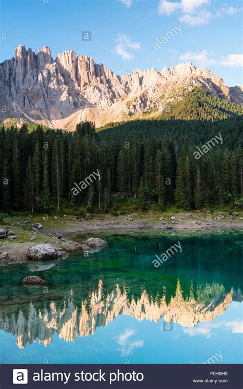 Karersee Lake In Front Of Latemar Fotos Und Bildmaterial In Hoher