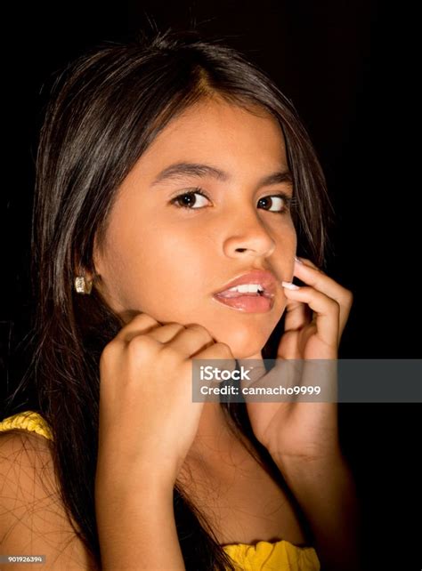 Gadis Kecil Headshot Turning Dari Samping Foto Stok Unduh Gambar